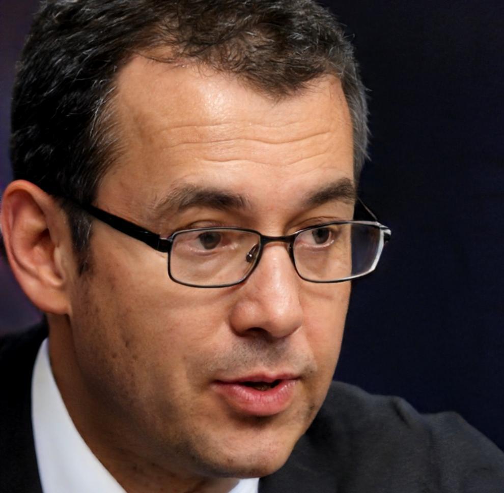 Senior financial analyst specializing in stakeholder communication